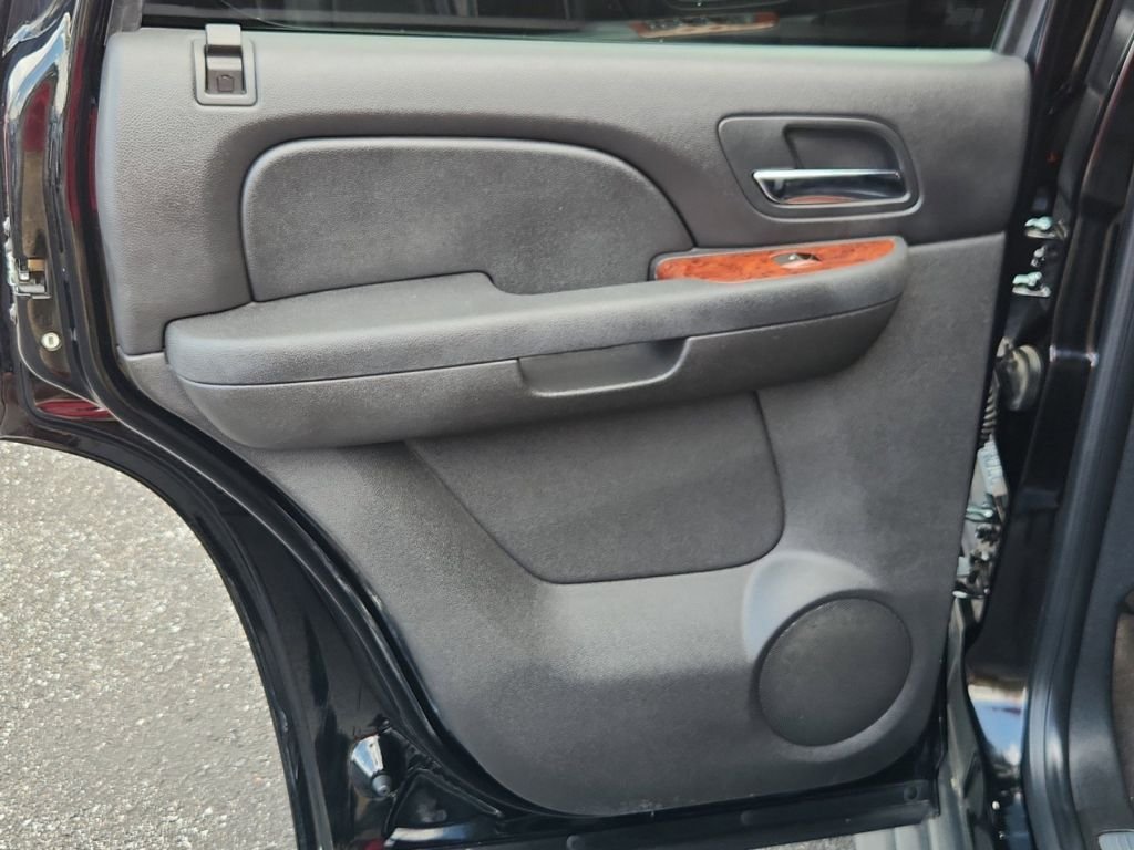 2011-Chevrolet-Tahoe_33075-25