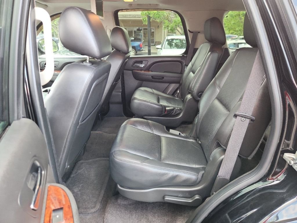 2011-Chevrolet-Tahoe_33075-26