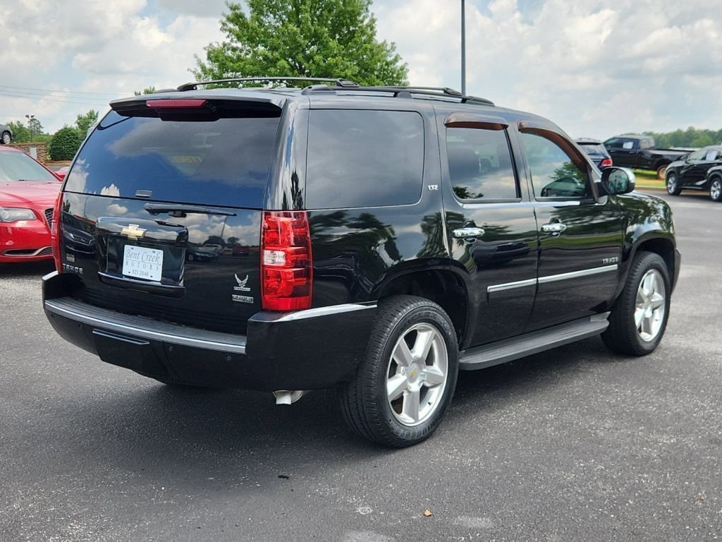 2011-Chevrolet-Tahoe_33075-6