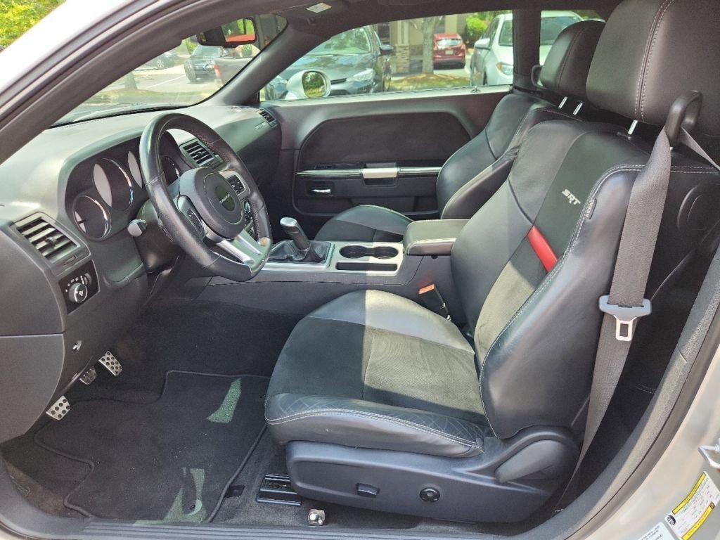 2012-Dodge-Challenger_187021-12