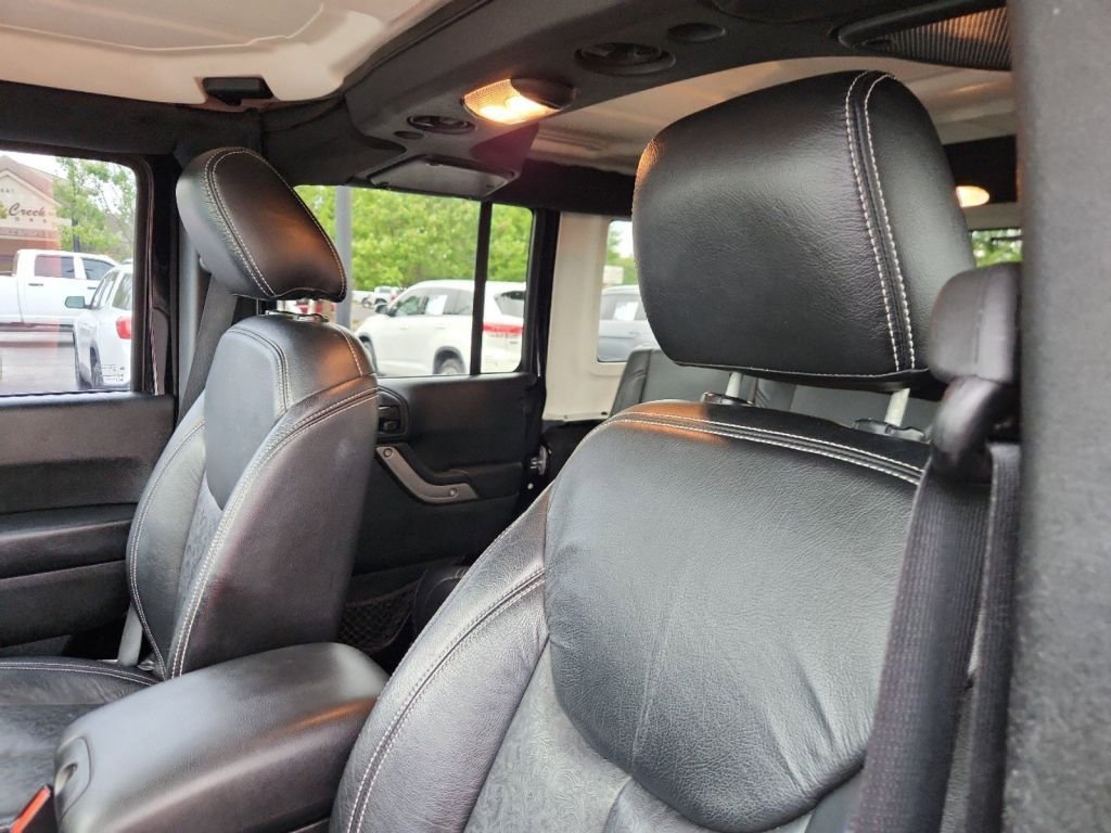 2015-Jeep-Wrangler_556174-13