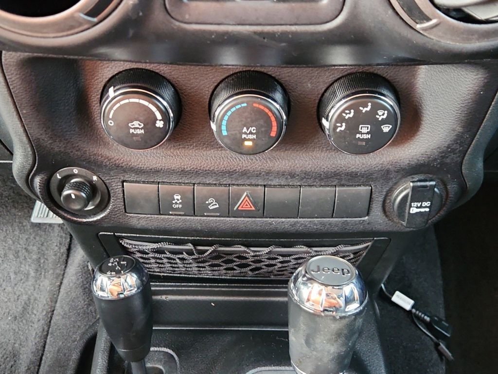 2015-Jeep-Wrangler_556174-21