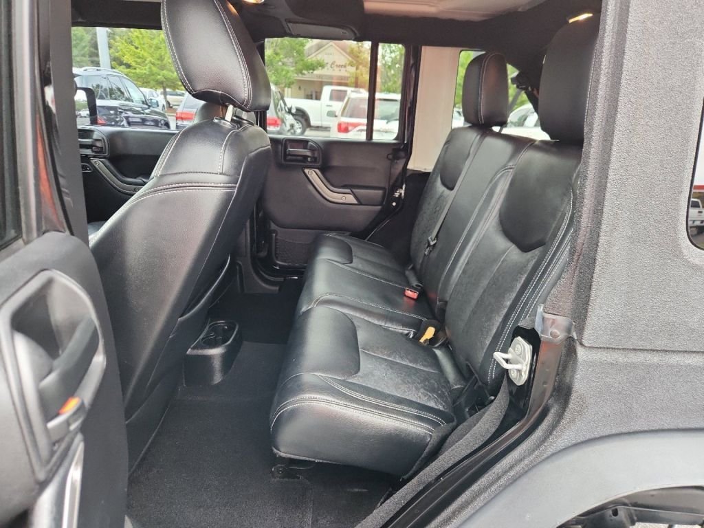 2015-Jeep-Wrangler_556174-24